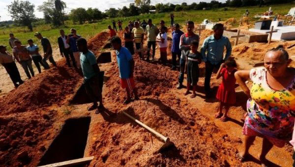 Relatives of victims who were killed when police arrived at the Santa Lucia farm in the municipality of Pau D'Arco, attend their burial in 2017. Credit: Lunae Parracho.