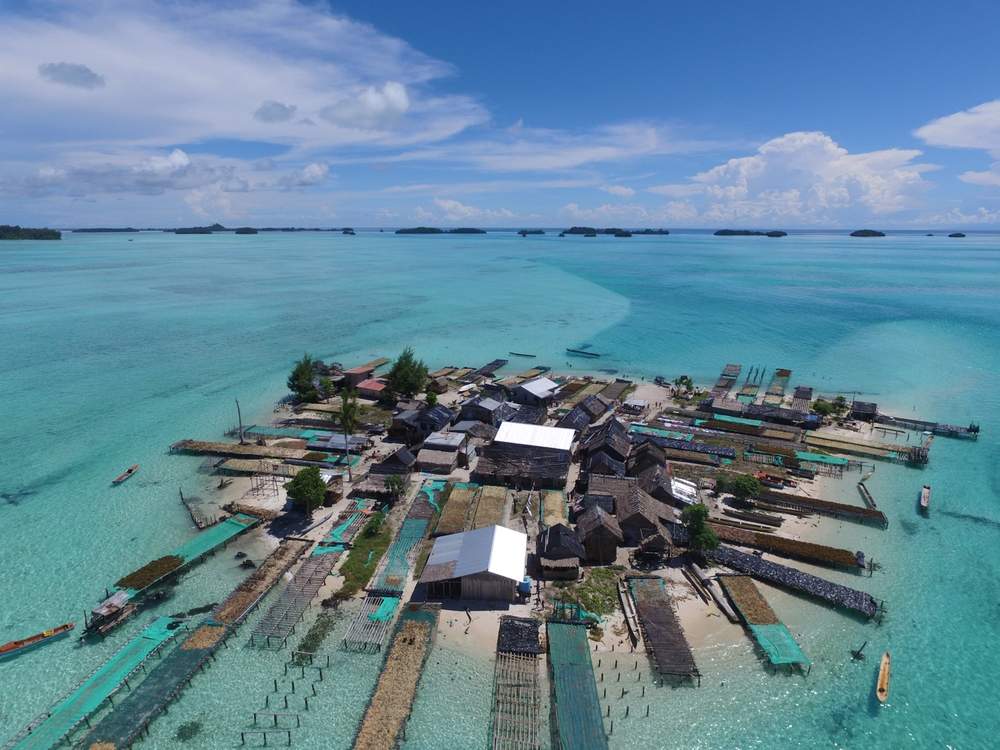 The sea has almost reached the heart of  Beniamina Island.