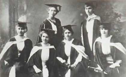 UQ graduates who completed their studies in 1913, pictured at their graduation ceremony the following year. Image courtesy of Fryer Library. UQ graduates who completed their studies in 1913, pictured at their graduation ceremony the following year. Image courtesy of Fryer Library.