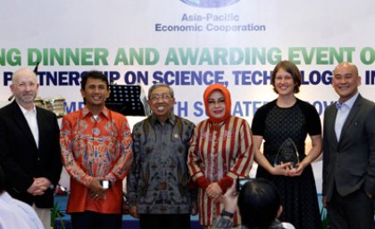 Dr. Brad Fenwick of Elsevier-ASPIRE Sponsor; Governor of North Sumatera, Indonesia; Minister Gusti M. Hatta- Indonesian Ministry of Research and Technology; Dr. Carissa Klein of Australia-ASPIRE winner, Mr. Anthony Lau of Wiley-ASPIRE sponsor.