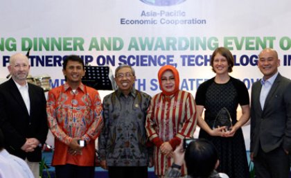 Dr. Brad Fenwick of Elsevier-ASPIRE Sponsor; Governor of North Sumatera, Indonesia; Minister Gusti M. Hatta- Indonesian Ministry of Research and Technology; Dr. Carissa Klein of Australia-ASPIRE winner, Mr. Anthony Lau of Wiley-ASPIRE sponsor. Dr. Brad Fenwick of Elsevier-ASPIRE Sponsor; Governor of North Sumatera, Indonesia; Minister Gusti M. Hatta- Indonesian Ministry of Research and Technology; Dr. Carissa Klein of Australia-ASPIRE winner, Mr. Anthony Lau of Wiley-ASPIRE sponsor.