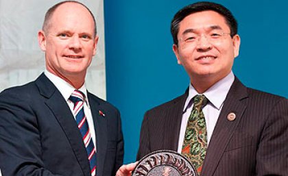 Professor Lu (right) received his award from Premier Campbell Newman Professor Lu (right) received his award from Premier Campbell Newman
