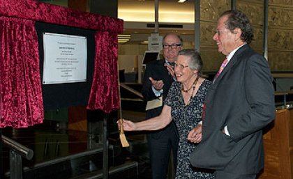 From left: Chief Justice of the Federal Court Patrick Keane; Mrs Elizabeth Barry and Sir Thomas Atkin Morison unveil a replica plaque