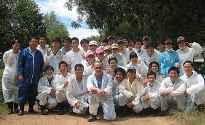 Dr Philip Chamberlain from The University of Queensland with students from the advanced veterinary program at Nong Lam University in Ho Chi Minh City.