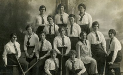 A 1918 photo from the UQ Women's Hockey Club.