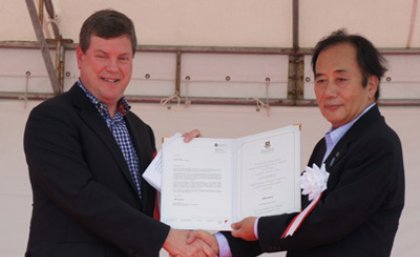 Queensland Treasurer Tim Nicholls and the Governor of Saitama Kiyoshi Ueda unveil UQ's Go Scholarship certificate in Japan.