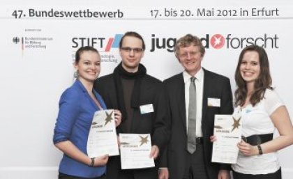 German delegation (from left) Ulrike Franz, Florian Ettlinger, and Anna Taranko with UQ representative Reinhard Flessner (third from left). Photo: Jugend Forscht.