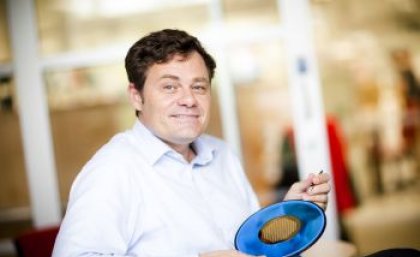 UQ Professor Mark Kendall with the needle-free vaccine delivery device Nanopatch. UQ Professor Mark Kendall with the needle-free vaccine delivery device Nanopatch.