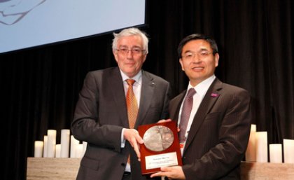 UQ's Vice Chancellor Paul Greenfield AO with Chemeca Medal winner Deputy Vice-Chancellor (Research) Professor Max Lu UQ's Vice Chancellor Paul Greenfield AO with Chemeca Medal winner Deputy Vice-Chancellor (Research) Professor Max Lu