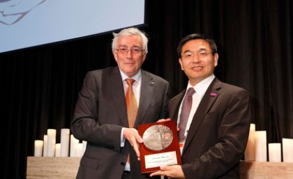 UQ's Vice Chancellor Paul Greenfield AO with Chemeca Medal winner Deputy Vice-Chancellor (Research) Professor Max Lu