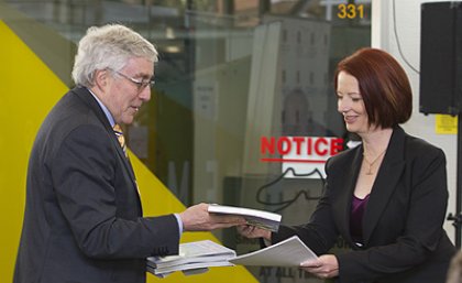 Vice-Chancellor Professor Paul Greenfield presents Prime Minister
Julia Gillard with copies of Coral Reefs and Climate Change at UQ on July 23