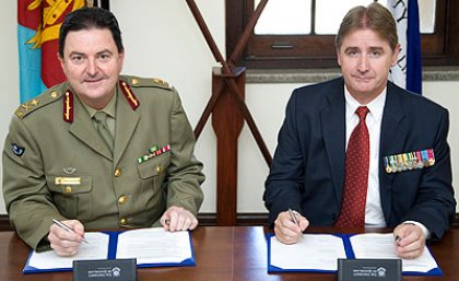Major General Paul Alexander, Surgeon General, Australian Defence Force, and Major General Maurie McNarn AO (Ret'd), Executive Director (Operations), UQ