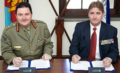 Major General Paul Alexander, Surgeon General, Australian Defence Force, and Major General Maurie McNarn AO (Ret'd), Executive Director (Operations), UQ Major General Paul Alexander, Surgeon General, Australian Defence Force, and Major General Maurie McNarn AO (Ret'd), Executive Director (Operations), UQ