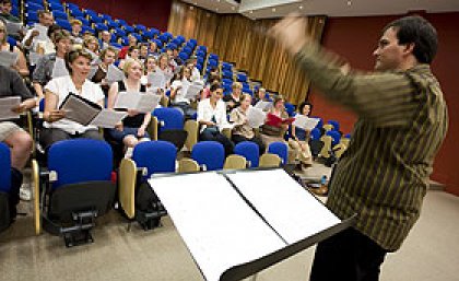 Hungarian guest lecturer Balazs Csernyik conducting the class