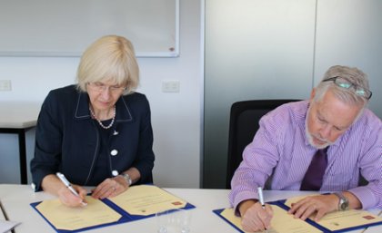 UQ’s former Senior Deputy Vice-Chancellor Professor Deborah Terry and Professor William Brustein, Vice Provost for Global Strategies and International Affairs of Ohio State University, sign the student mobility agreement between the two institutions.