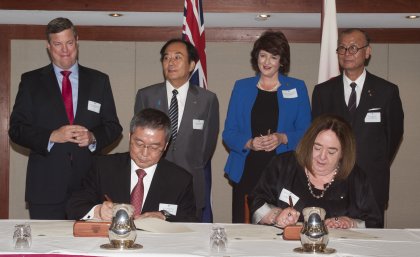 Back row (L-R) Queensland Treasurer Tim Nicholls, Governor Saitama Prefecture Kiyoshi Ueda, Queensland Parliament Speaker Fiona Simpson, Saitama Prefectural Assembly Vice Speaker Hiroyasu Kato. Front (L-R) Saitama Prefectural University President Professor Yoshihiko Miura, ICTE-UQ Director Christine Bundesen Back row (L-R) Queensland Treasurer Tim Nicholls, Governor Saitama Prefecture Kiyoshi Ueda, Queensland Parliament Speaker Fiona Simpson, Saitama Prefectural Assembly Vice Speaker Hiroyasu Kato. Front (L-R) Saitama Prefectural University President Professor Yoshihiko Miura, ICTE-UQ Director Christine Bundesen
