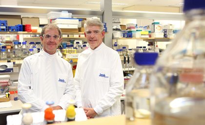 Professor David Craik (left) shows Perpetual General Manager of Philanthropy Andrew Thomas through the lab at UQ’s IMB. 