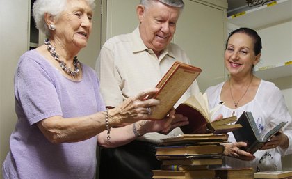 UQ Alumni Book Fair volunteers Maureen Hummel, Harry Thompson and Maria Antonatos sort books. UQ Alumni Book Fair volunteers Maureen Hummel, Harry Thompson and Maria Antonatos sort books.