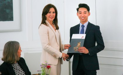 Shi Pui Ng receiving the Crown Princess Mary Scholarship from HRH The Crown Princess