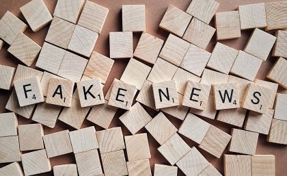 the words "fake news" spelled out in scrabble tiles