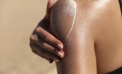 Women putting sunscreen on arm.