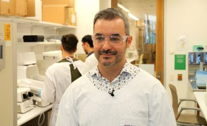 Een man in een laboratoriumjas en een bril