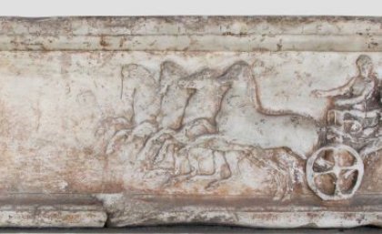 Image: Hans Goette. A stone carving featuring a chariot being pulled by four horses.