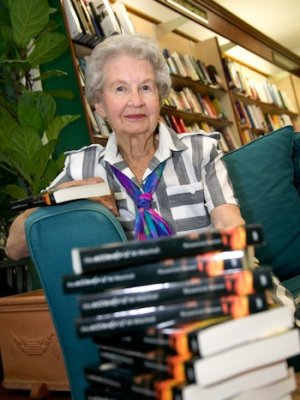 Alumna and author, Dr Rosamond Siemon, reflects on Sir Zelman Cowen's great contribution to UQ.