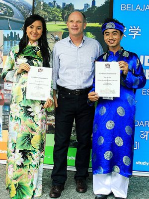 UQ Brisbane International Student Ambassador Quoc Duy Tran (right) with former Lord Mayor Campbell Newman UQ Brisbane International Student Ambassador Quoc Duy Tran (right) with former Lord Mayor Campbell Newman