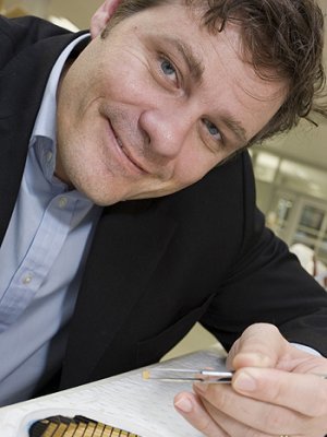 Professor Mark Kendall with a Nanopatch Professor Mark Kendall with a Nanopatch