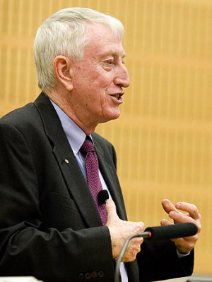 Professor Doherty presents the 2005 Sir James Duhig Memorial Lecture at UQ Professor Doherty presents the 2005 Sir James Duhig Memorial Lecture at UQ