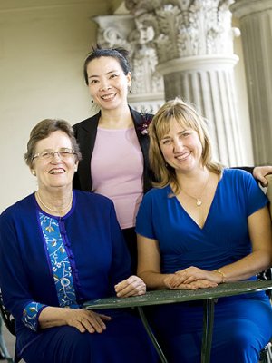 (from left) 2009 Alumnus of the Year Else Shepherd, AM, 2009 International Alumnus of the Year Thi Ngoc Diep Nguyen and 2009 Young Alumnus of the Year Dr Catherine Schuetze