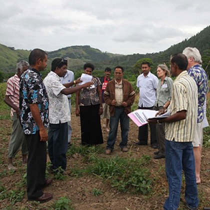 Workshop participants visit a farm to learn about the challenges faced by growers in producing vegetables for market Workshop participants visit a farm to learn about the challenges faced by growers in producing vegetables for market