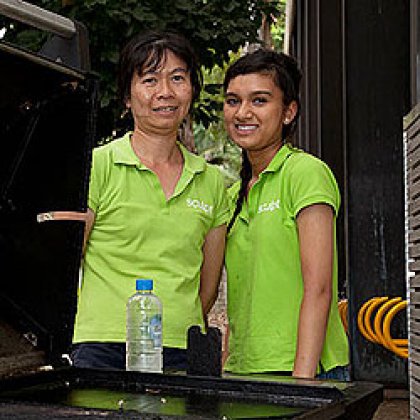 Pharmacist Tuyet Pham and her niece Linh Esmail, a UQ pharmacy student