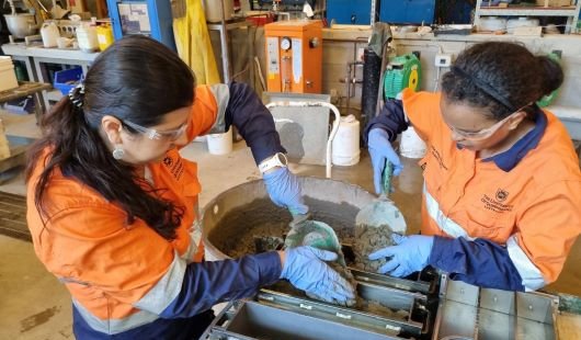 Dr Juliana Segura-Salazar (left) and Dr Lulit Habte Ekubatsion at UQ's School of Civil Engineering Concrete Laboratory. Credit: Global Centre for Mineral Security (GCMS).