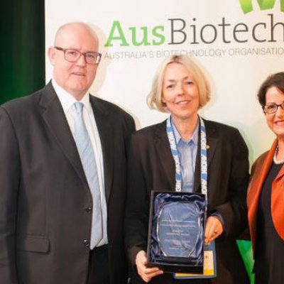 Professor Maree Smith (centre), with Johnson & Johnson Medical CEO Gavin Fox-Smith and AusBiotech CEO Dr Anna Lavelle