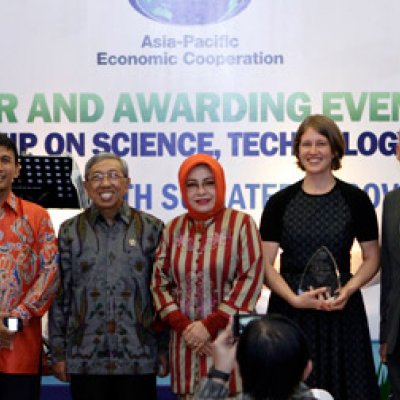 Dr. Brad Fenwick of Elsevier-ASPIRE Sponsor; Governor of North Sumatera, Indonesia; Minister Gusti M. Hatta- Indonesian Ministry of Research and Technology; Dr. Carissa Klein of Australia-ASPIRE winner, Mr. Anthony Lau of Wiley-ASPIRE sponsor.