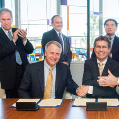 Signing the QED Alliance: (back, from left) Professor David Stephens, Emory; Mr Stephen Sencer, Emory, Professor Max Lu, UQ; Professor Dennis Liotta, Emory; (front) Dr James Wagner, Emory; Professor Peter Høj, UQ, Professor Frank Gannon, QIMR.