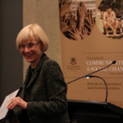 UQ Vice-Chancellor Professor Deborah Terry presents Human Rights Professor Cees Hamelink with The University of Queensland 2012 Emeritus Award for Communication for Social Change.