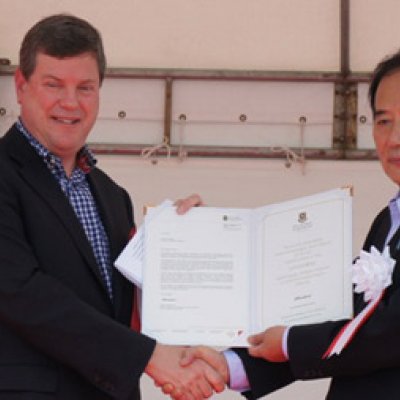 Queensland Treasurer Tim Nicholls and the Governor of Saitama Kiyoshi Ueda unveil UQ's Go Scholarship certificate in Japan.