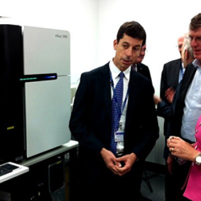 Professor Matt Brown (Director of the UQ Diamantina Institute) talks with Professor Ian Frazer (CEO of the TRI) and Premier Anna Bligh about UQDI’s state-of-the-art genomics facilities