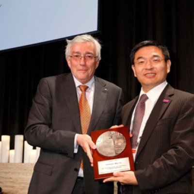 UQ's Vice Chancellor Paul Greenfield AO with Chemeca Medal winner Deputy Vice-Chancellor (Research) Professor Max Lu
