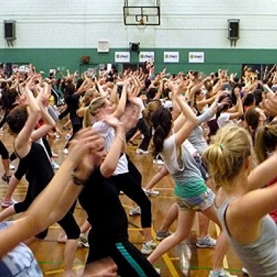 400 people try ZUMBA