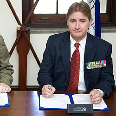 Major General Paul Alexander, Surgeon General, Australian Defence Force, and Major General Maurie McNarn AO (Ret'd), Executive Director (Operations), UQ