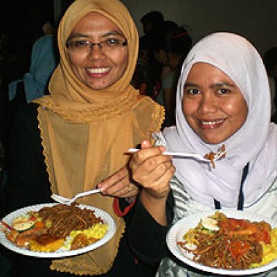 International students, Husni Hayati Mohd Refdi and Zhaiton Sapak at the GISA International Dinner