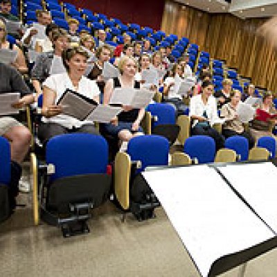 Hungarian guest lecturer Balazs Csernyik conducting the class