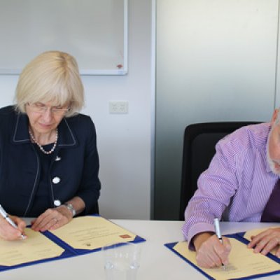 UQ’s former Senior Deputy Vice-Chancellor Professor Deborah Terry and Professor William Brustein, Vice Provost for Global Strategies and International Affairs of Ohio State University, sign the student mobility agreement between the two institutions.