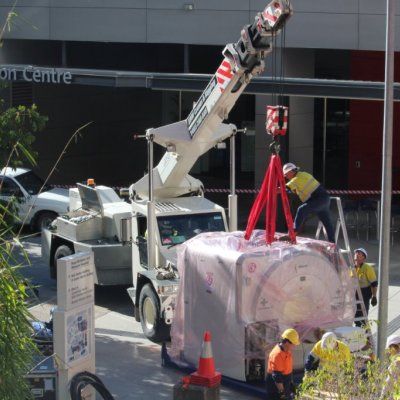 Siemens' workers prepare Australia's first PET/MRI hybrid scanner to be lowered into UQ's Centre for Clinical Research.