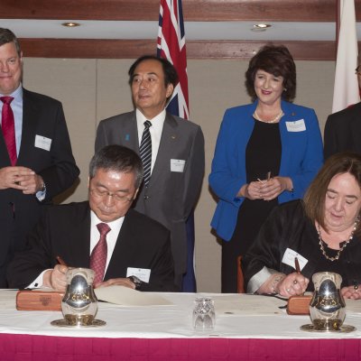 Back row (L-R) Queensland Treasurer Tim Nicholls, Governor Saitama Prefecture Kiyoshi Ueda, Queensland Parliament Speaker Fiona Simpson, Saitama Prefectural Assembly Vice Speaker Hiroyasu Kato.  Front (L-R) Saitama Prefectural University President Professor Yoshihiko Miura, ICTE-UQ Director Christine Bundesen