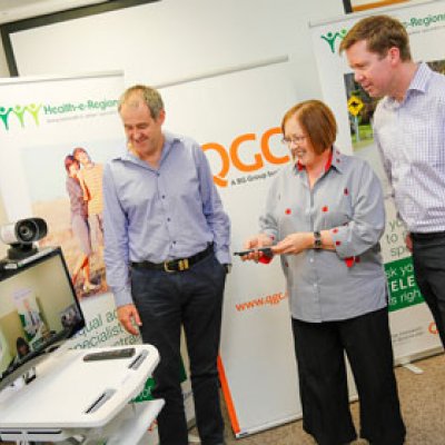 QGC Vice President Sustainability, Brett Smith and Ms Ruth Saunders and Deputy Director for the Centre for Online Health, A/Prof Anthony Smith, discuss the Health-e-Regions project. 